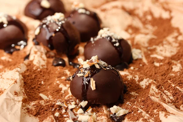 Chocolade snoepjes met noten, close-up — Stockfoto