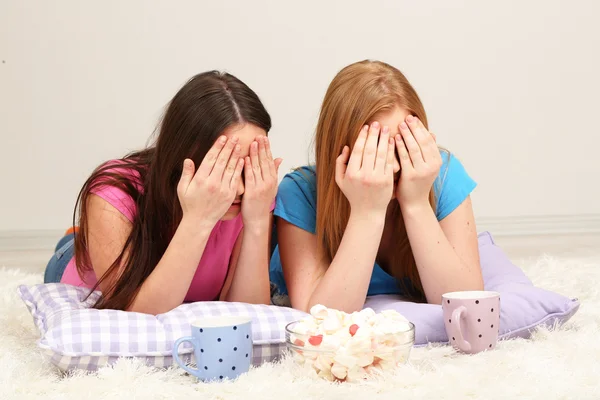 Two girl friends Two girls girlfriends spend their leisure time together on room — Stock Photo, Image