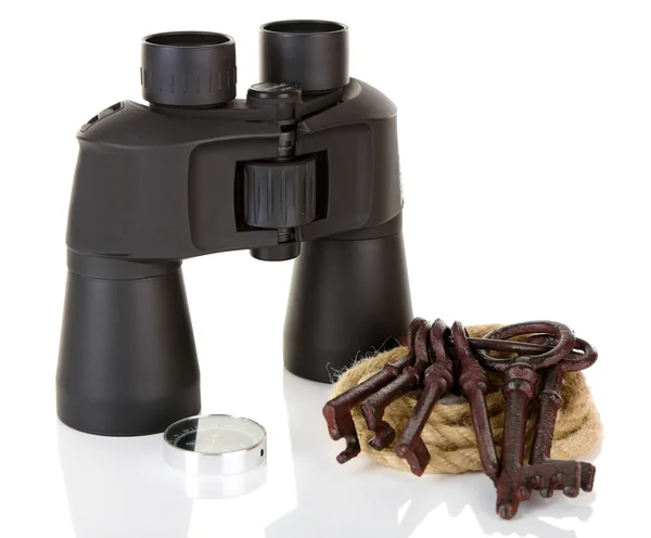 Černý moderní dalekohled s lanem, staré klíče a kompas izolovaných na bílém — Stock fotografie
