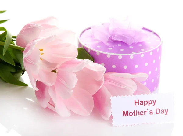 Όμορφο μπουκέτο με τουλίπες ροζ και δώρο για την ημέρα της μητέρας, που απομονώνονται σε λευκό — Φωτογραφία Αρχείου