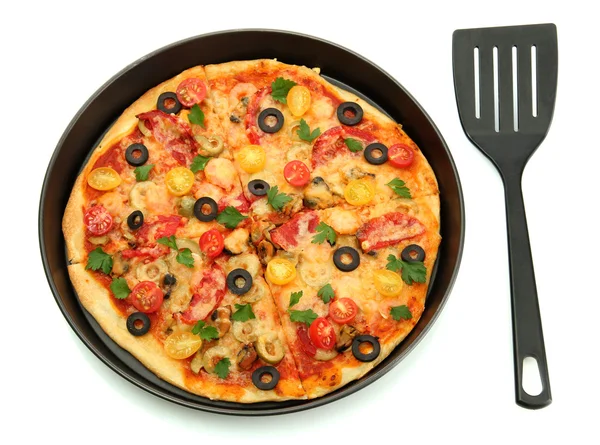 Heerlijke pizza met schaal-en schelpdieren in de koekenpan geïsoleerd op wit — Stockfoto