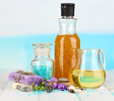 gökyüzü arka plan üzerinde beyaz tahta masada güzel spa ayarı