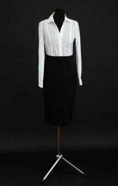 beyaz gömlek ve siyah arka plan üzerine manken üzerinde siyah etek