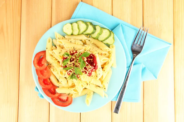 Prato de macarrão Rigatoni com molho de tomate na mesa de madeira — Fotografia de Stock