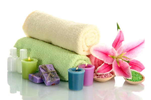 Ręczniki z lily, zapach oleju, świec, mydła i morze soli na białym tle na biały — Zdjęcie stockowe