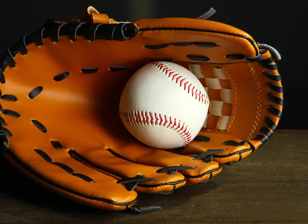 Baseball handske och bollen på mörk bakgrund — Stockfoto