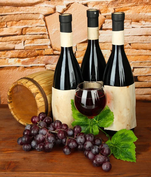 Composition of wine, wooden barrel and grape, on stone background — Stock Photo, Image