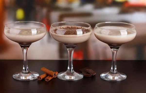 Cocktails à la crème sur la table dans un café — Photo