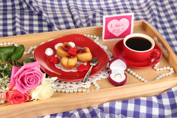 발렌타인의 날 클로즈업에 침대에서 아침 식사 — 스톡 사진