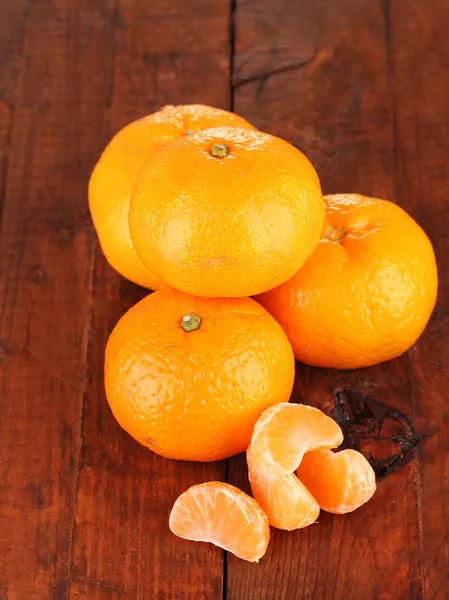 Sabrosas mandarinas sobre fondo de madera — Foto de Stock