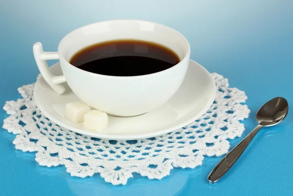Una taza de café fuerte sobre fondo azul —  Fotos de Stock