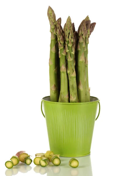 Verse asperges in groene emmer geïsoleerd op whit — Stockfoto