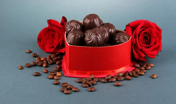 Dulces de chocolate en caja de regalo, sobre fondo gris —  Fotos de Stock