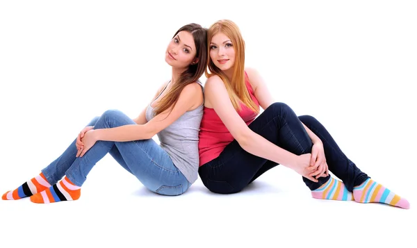 Duas amigas sorrindo isoladas no branco — Fotografia de Stock