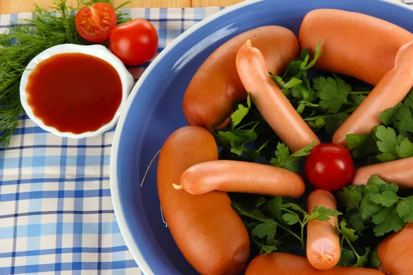 Saucisse, légumes verts, tomate sur assiette — Photo
