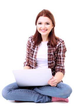 güzel genç kadın ile üzerine beyaz izole laptop