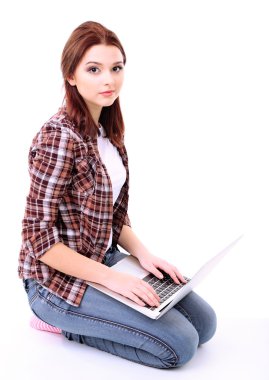 güzel genç kadın ile üzerine beyaz izole laptop