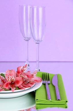 Festival tablo ayarını Lila zemin üzerine çiçekli