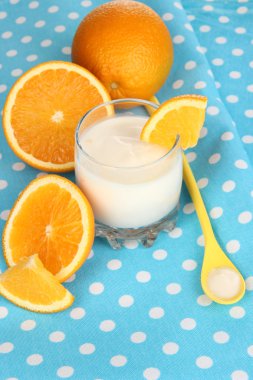 cam üzerinde mavi masa örtüsü turuncu ile lezzetli yoğurt