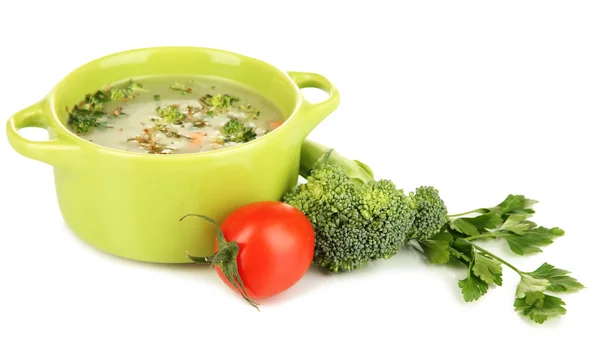 Diätsuppe mit Gemüse in Pfanne isoliert auf weiß — Stockfoto