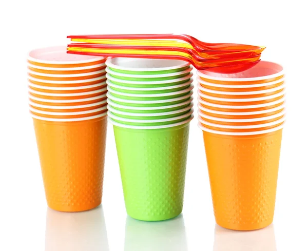Чашки и ложки разного цвета изолированы на белом — стоковое фото
