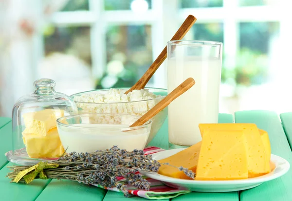 Vaso de leche y queso sobre fondo brillante —  Fotos de Stock