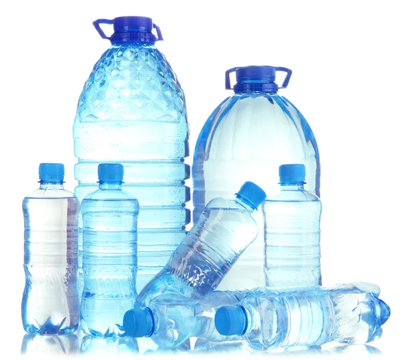 Diferentes botellas de agua aisladas en blanco — Foto de Stock