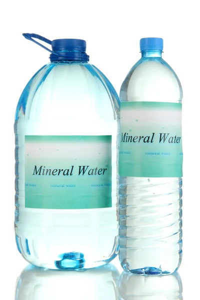 Різні пляшки води з етикеткою ізольовані на білому — стокове фото
