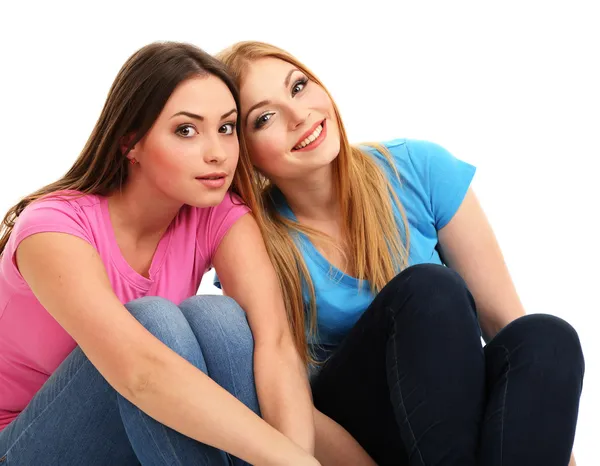 Duas amigas sorrindo isoladas no branco — Fotografia de Stock