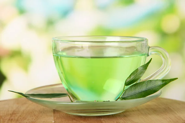 Taza transparente de té verde, sobre fondo natural —  Fotos de Stock