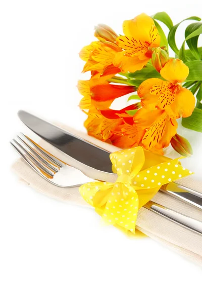 Mesa de comedor festiva con flores aisladas en blanco — Foto de Stock