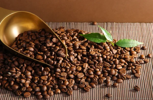 Café de cereales y cucharada sobre fondo brillante — Foto de Stock