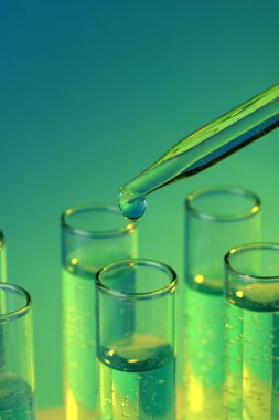 test tüpleri ile mavi zemin üzerine sıvı