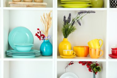 sofra ve deco ile güzel beyaz raflar