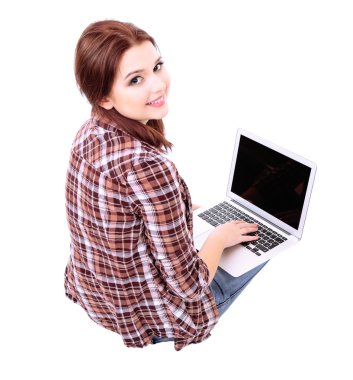 güzel genç kadın ile üzerine beyaz izole laptop