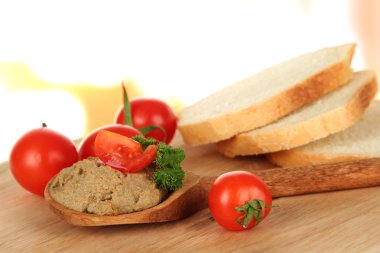 taze ezme, domates ve parlak zemin üzerine ekmek bileşimi