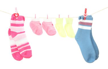 renkli çorap üzerine beyaz izole clothesline üzerinde asılı