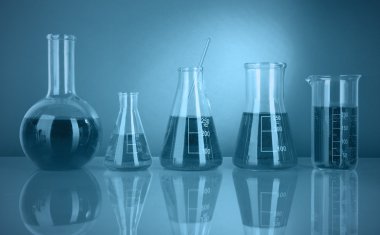 test tüpleri ile yeşil ışık renkli sıvı