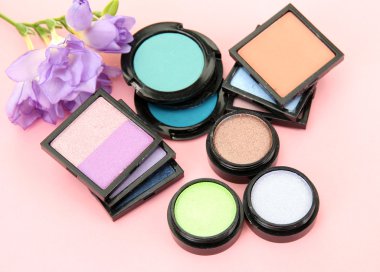 pembe bir arka plan üzerinde güzel parlak göz gölgeler