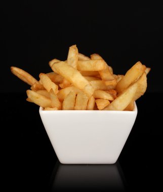siyah üzerine izole kase patates kızartması
