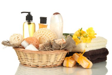 Kozmetik Şişeler ve üzerinde beyaz izole sabun sepeti,