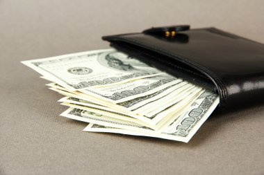 portefeuille met honderd dollar biljetten, op een achtergrond met kleur