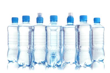 farklı su şişeleri üzerinde beyaz izole