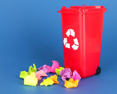 mavi renkli kağıtlara ile geri dönüşüm