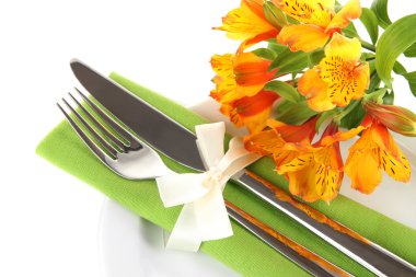 çiçekli beyaz izole şenlikli yemek masası ayarı