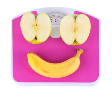 elma ve muz üzerinde beyaz izole ölçeklerde