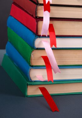 gri zemin üzerine pek çok kitap yer imleri ile