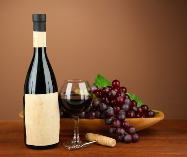 şarap şişesi, cam ve üzüm, kahverengi zemin bileşimi