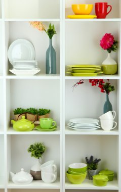 sofra ve deco ile güzel beyaz raflar