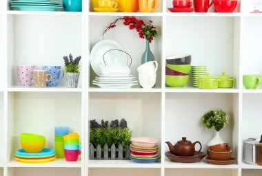 sofra ve deco ile güzel beyaz raflar